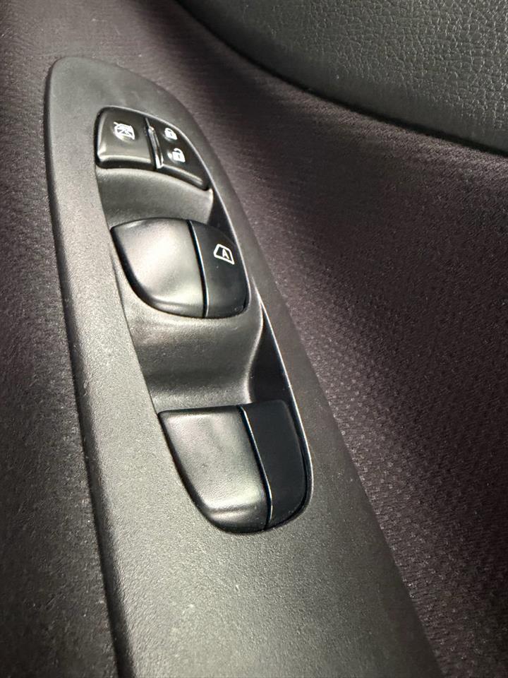 2013 Nissan Serena thumbnail
