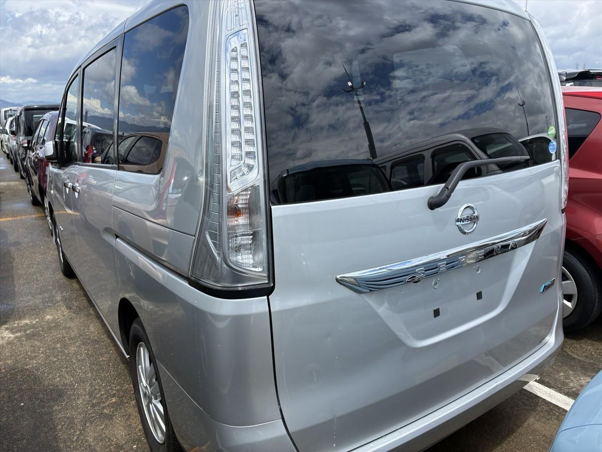 2013 Nissan Serena thumbnail