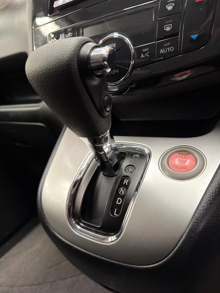 2013 Nissan Serena thumbnail