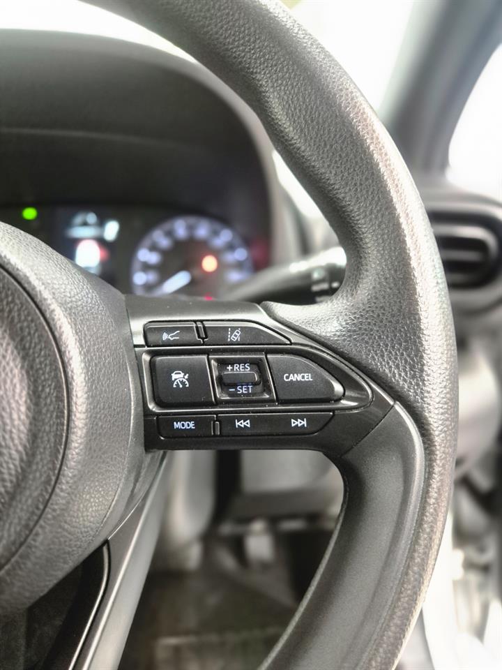 2021 Toyota Yaris thumbnail