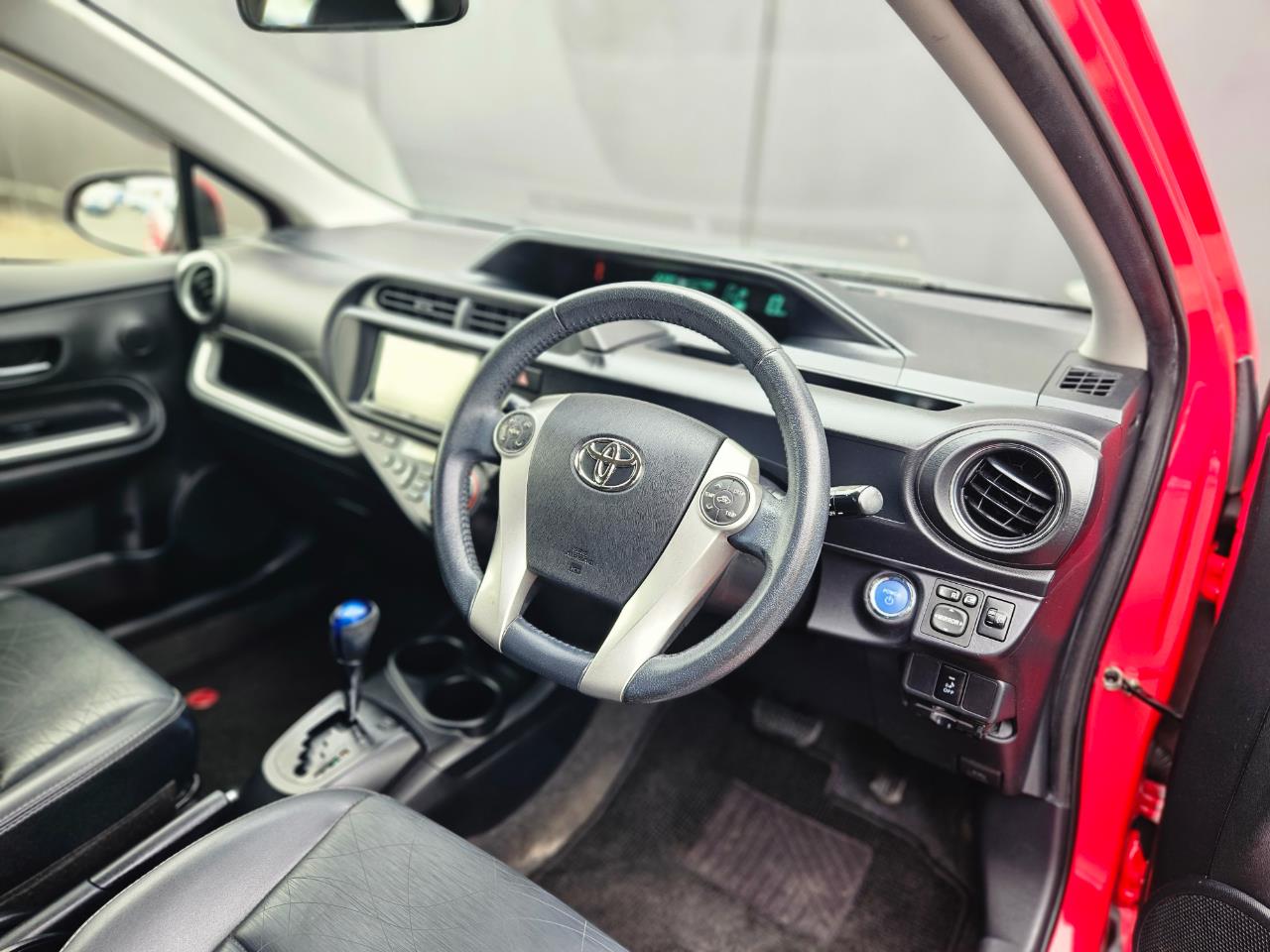 2013 Toyota Aqua thumbnail