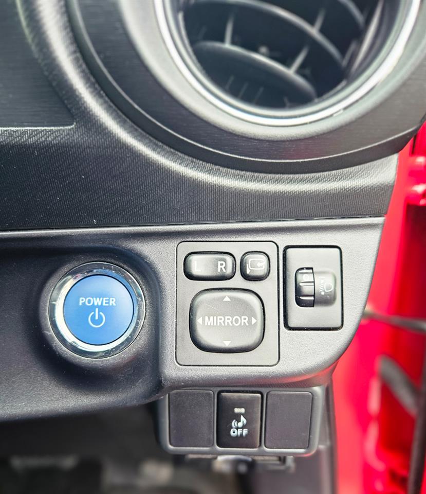 2013 Toyota Aqua thumbnail