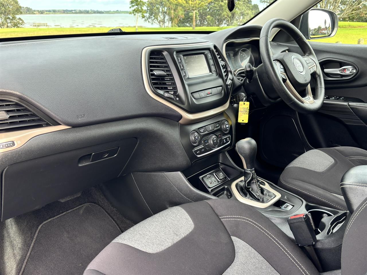 2016 Jeep Cherokee thumbnail
