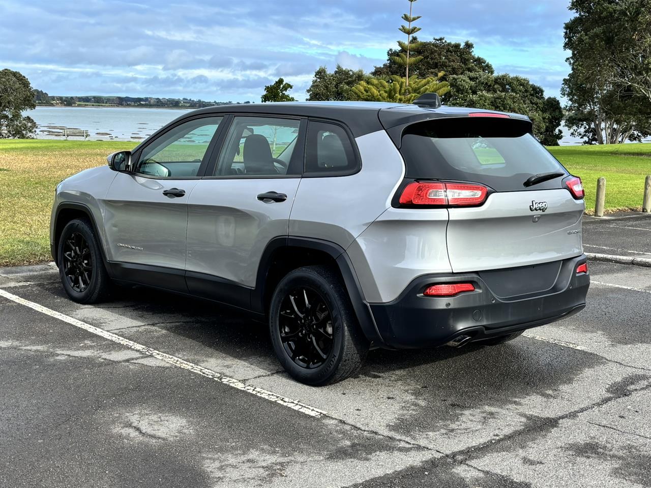 2016 Jeep Cherokee thumbnail