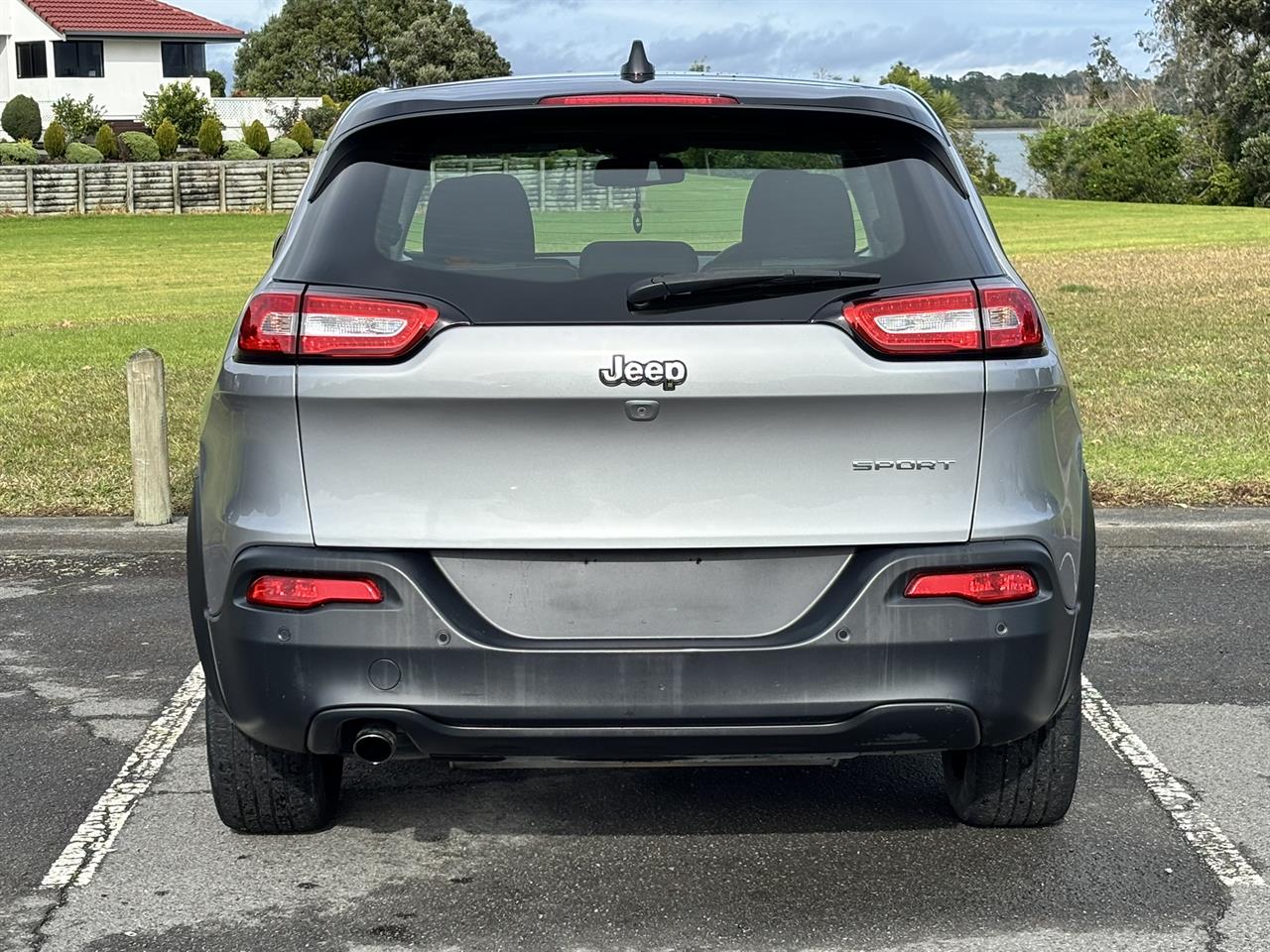2016 Jeep Cherokee thumbnail