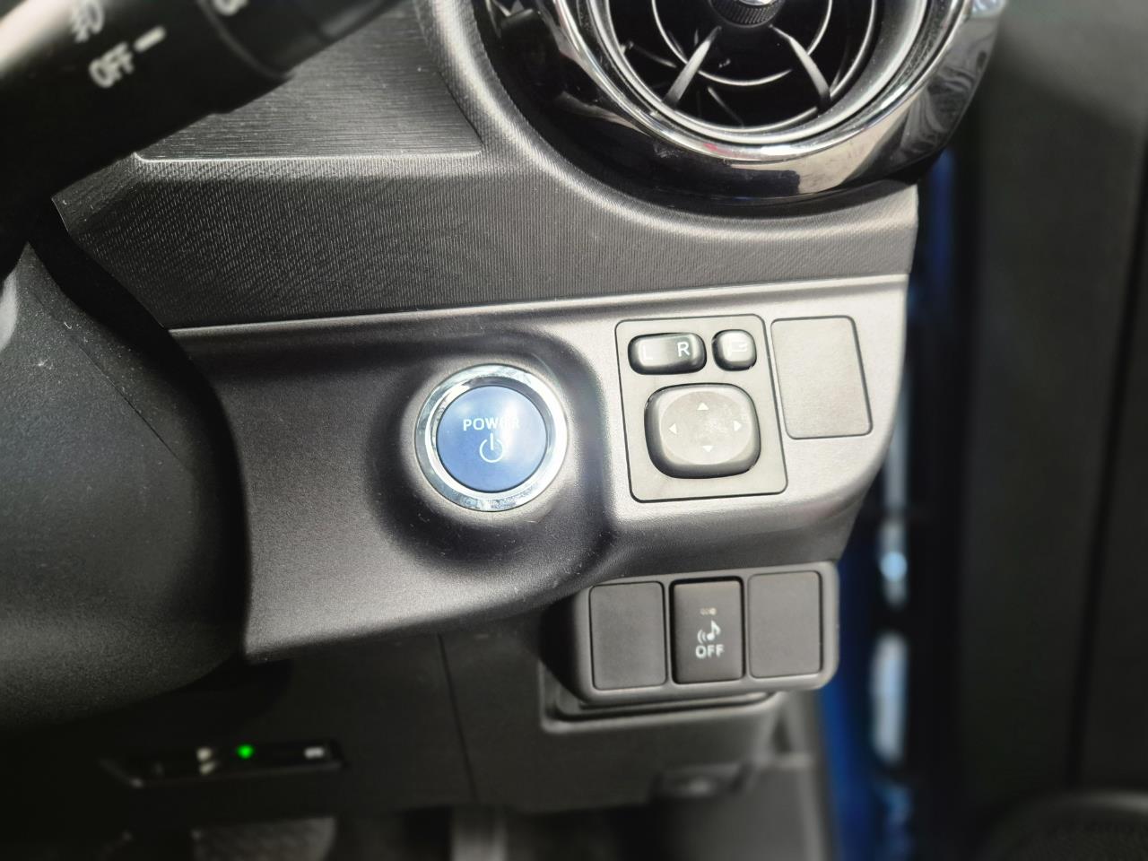 2015 Toyota Aqua thumbnail