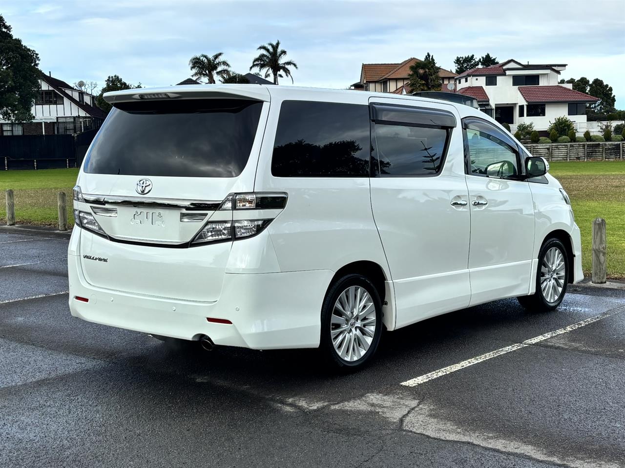 2013 Toyota Vellfire thumbnail