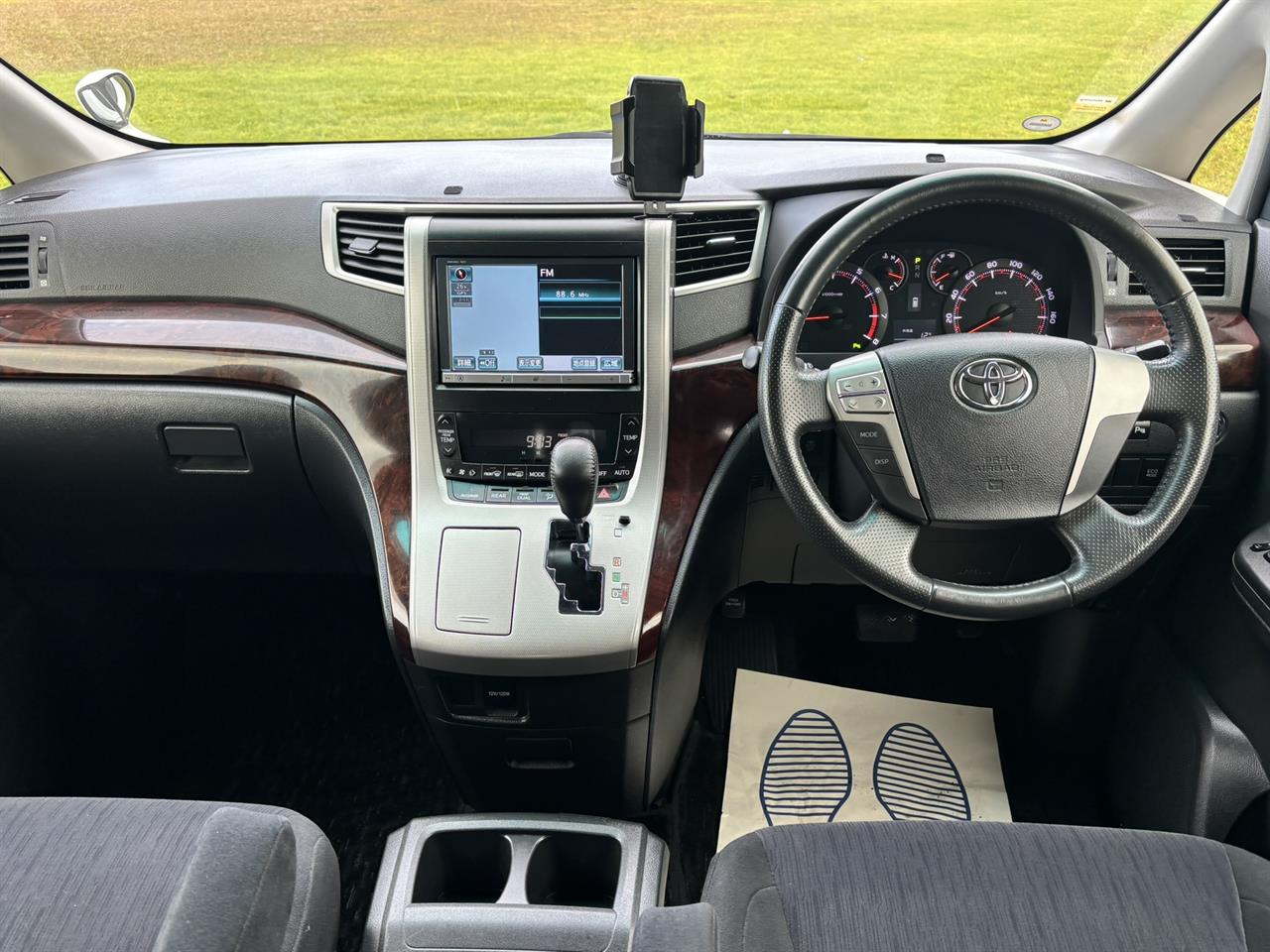 2013 Toyota Vellfire thumbnail