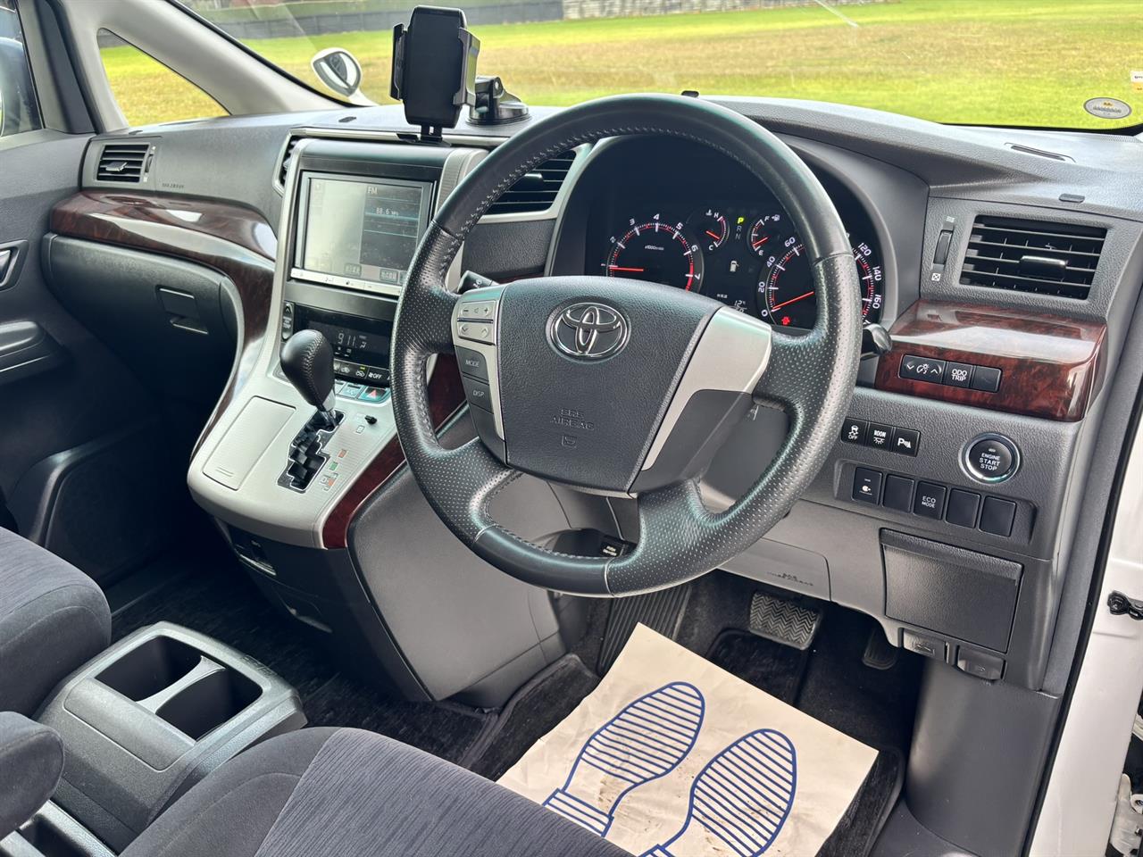 2013 Toyota Vellfire thumbnail