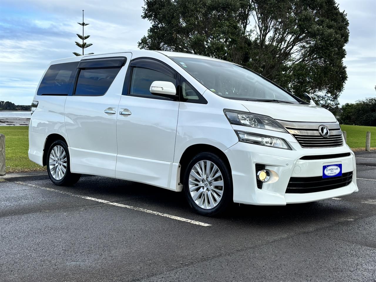 2013 Toyota Vellfire thumbnail