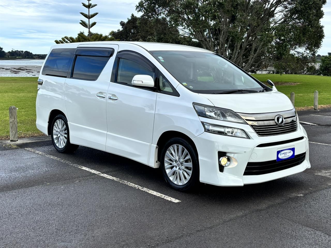 2013 Toyota Vellfire thumbnail