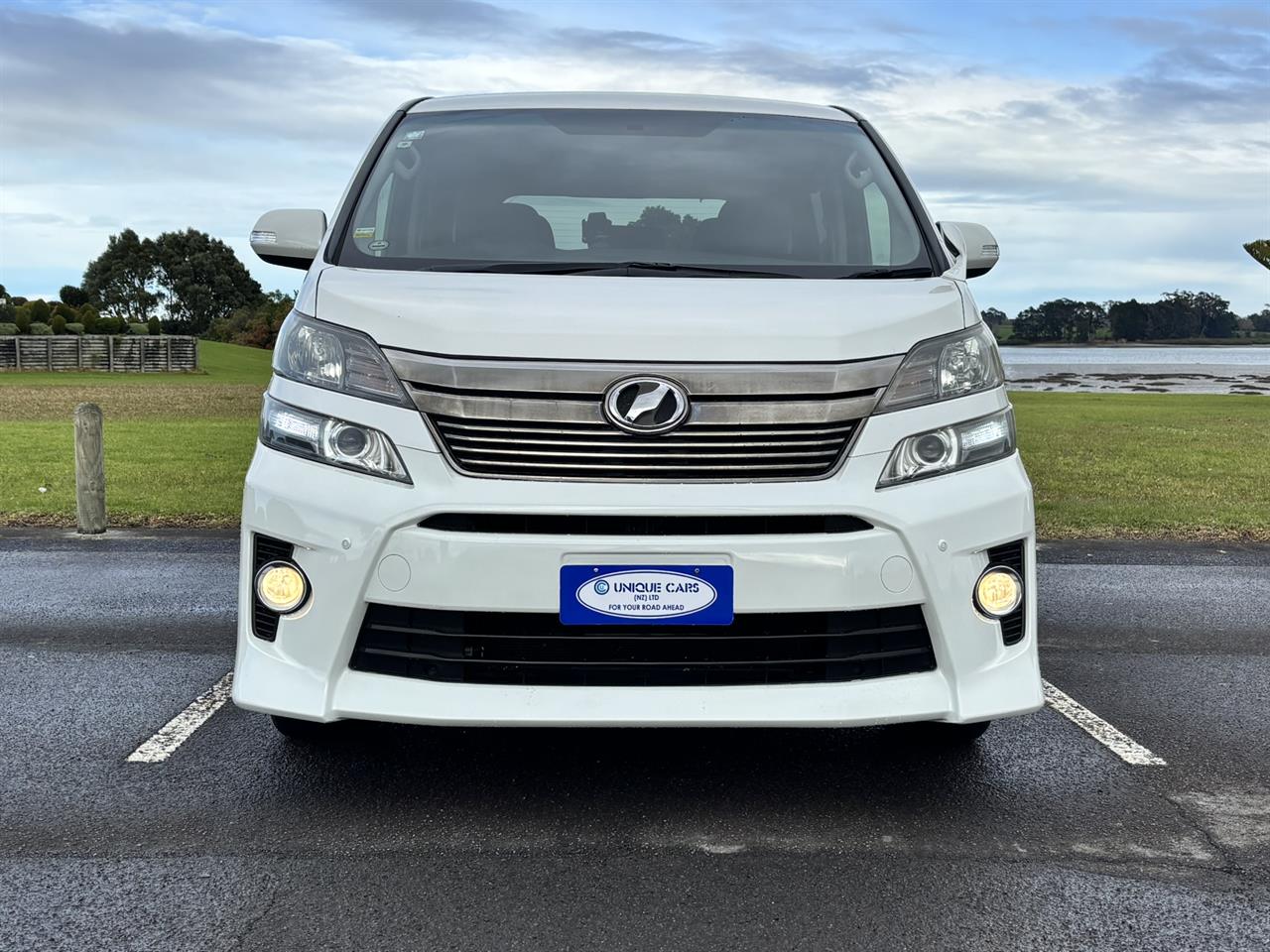 2013 Toyota Vellfire thumbnail