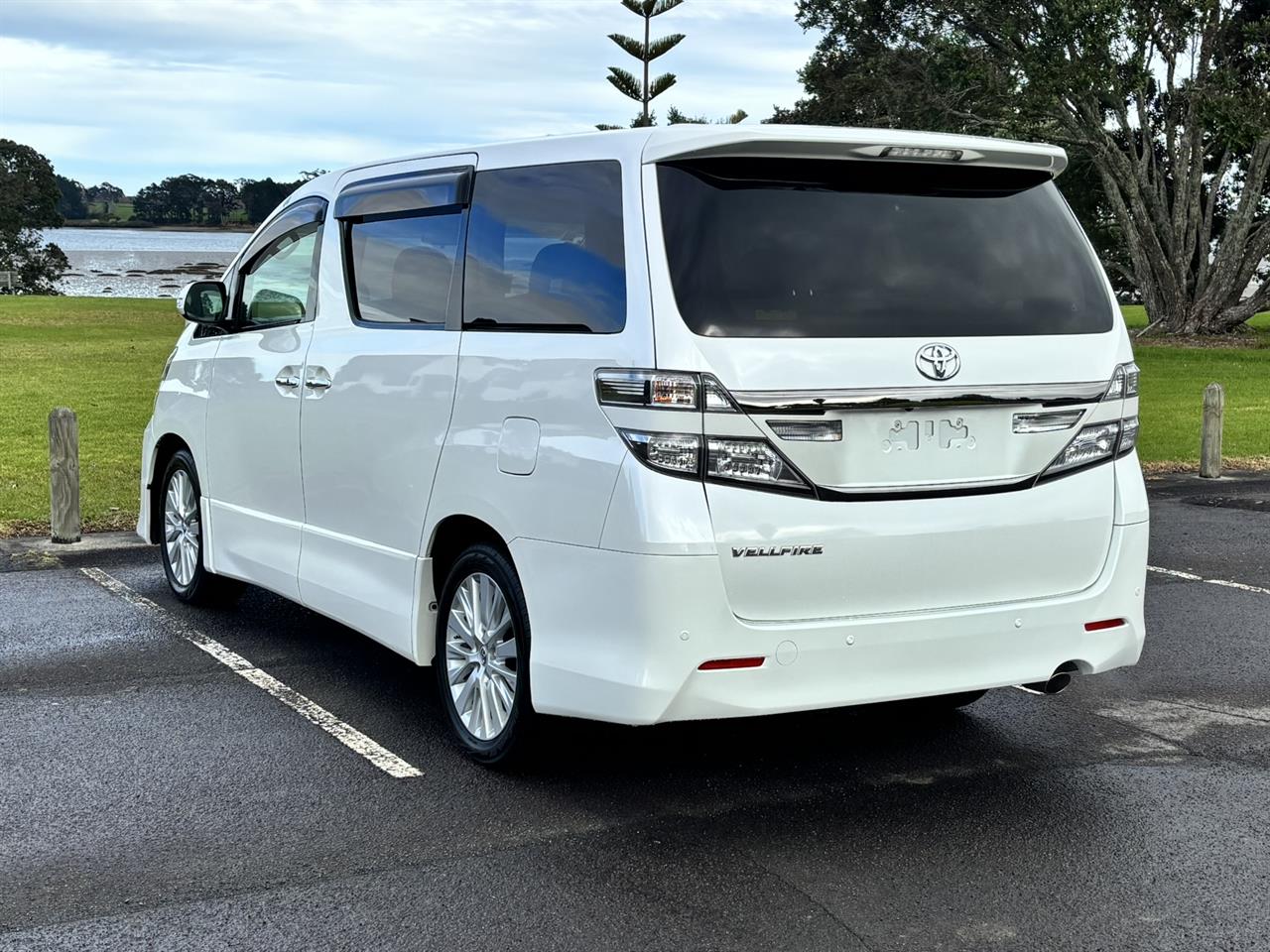 2013 Toyota Vellfire thumbnail