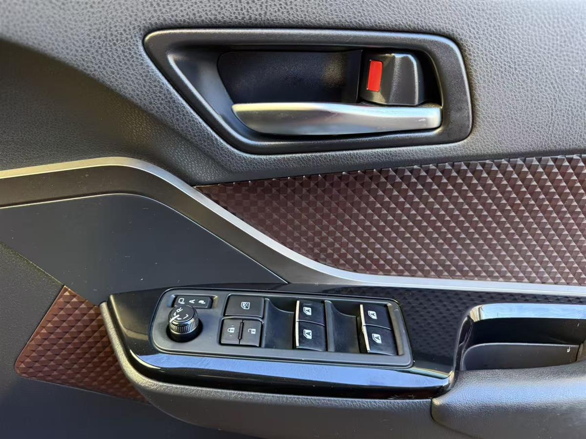 2017 Toyota C-HR thumbnail
