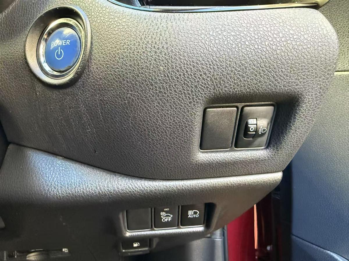 2017 Toyota C-HR thumbnail