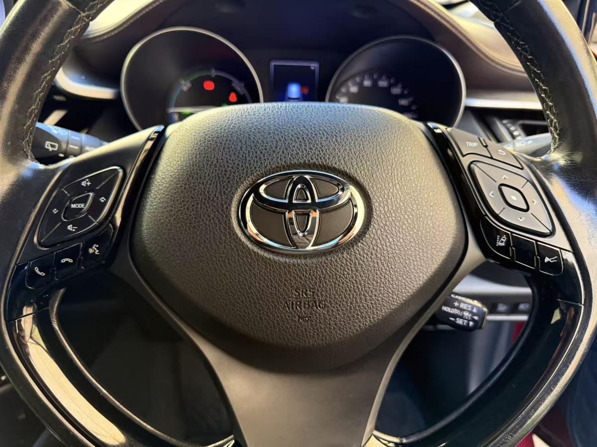2017 Toyota C-HR thumbnail