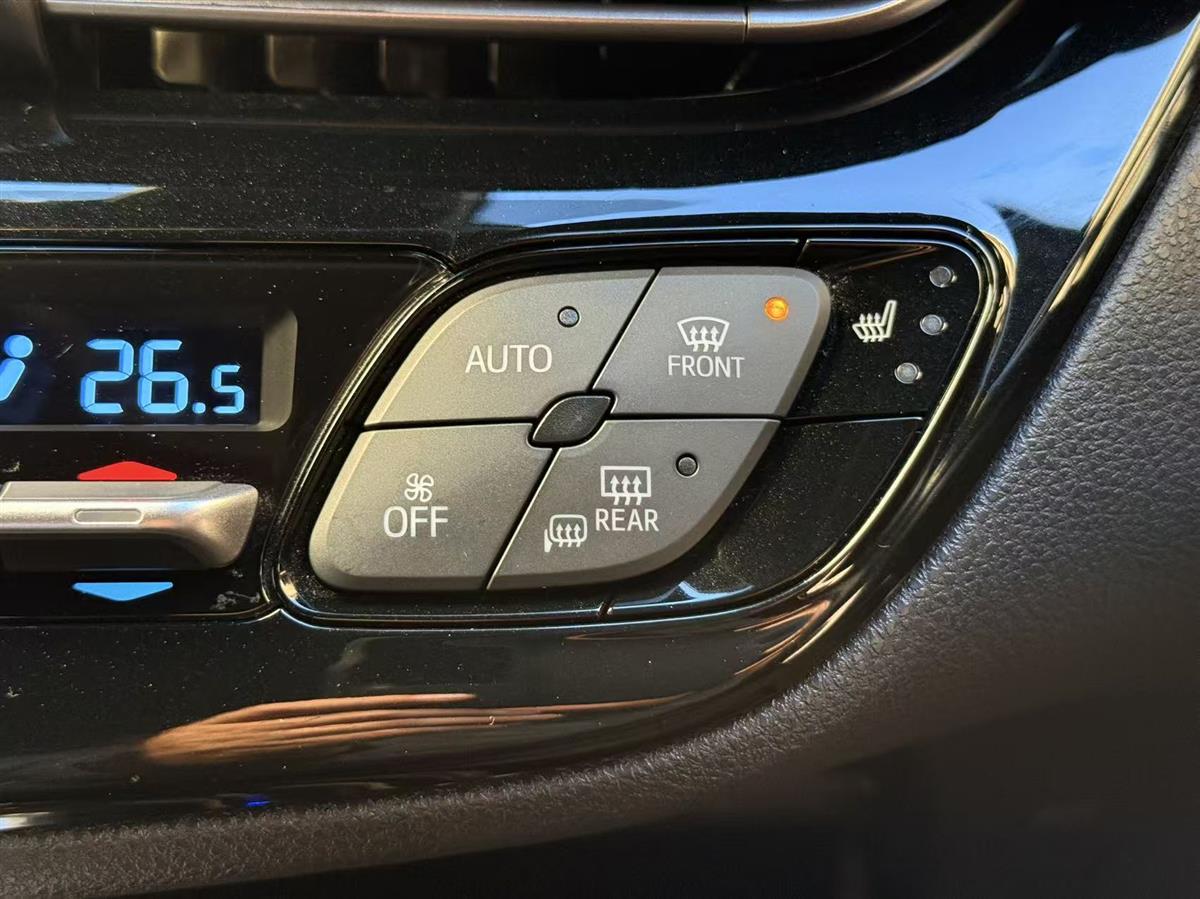 2017 Toyota C-HR thumbnail