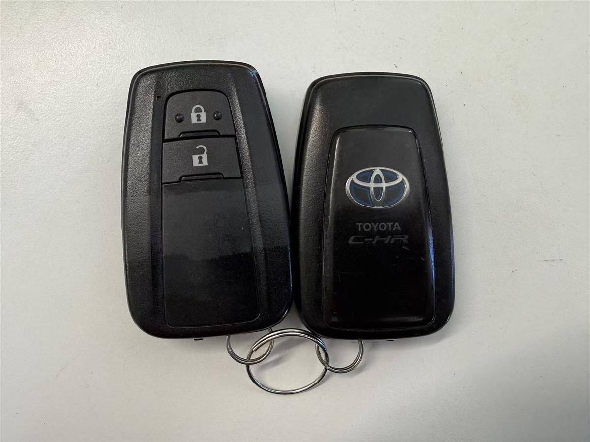 2017 Toyota C-HR thumbnail