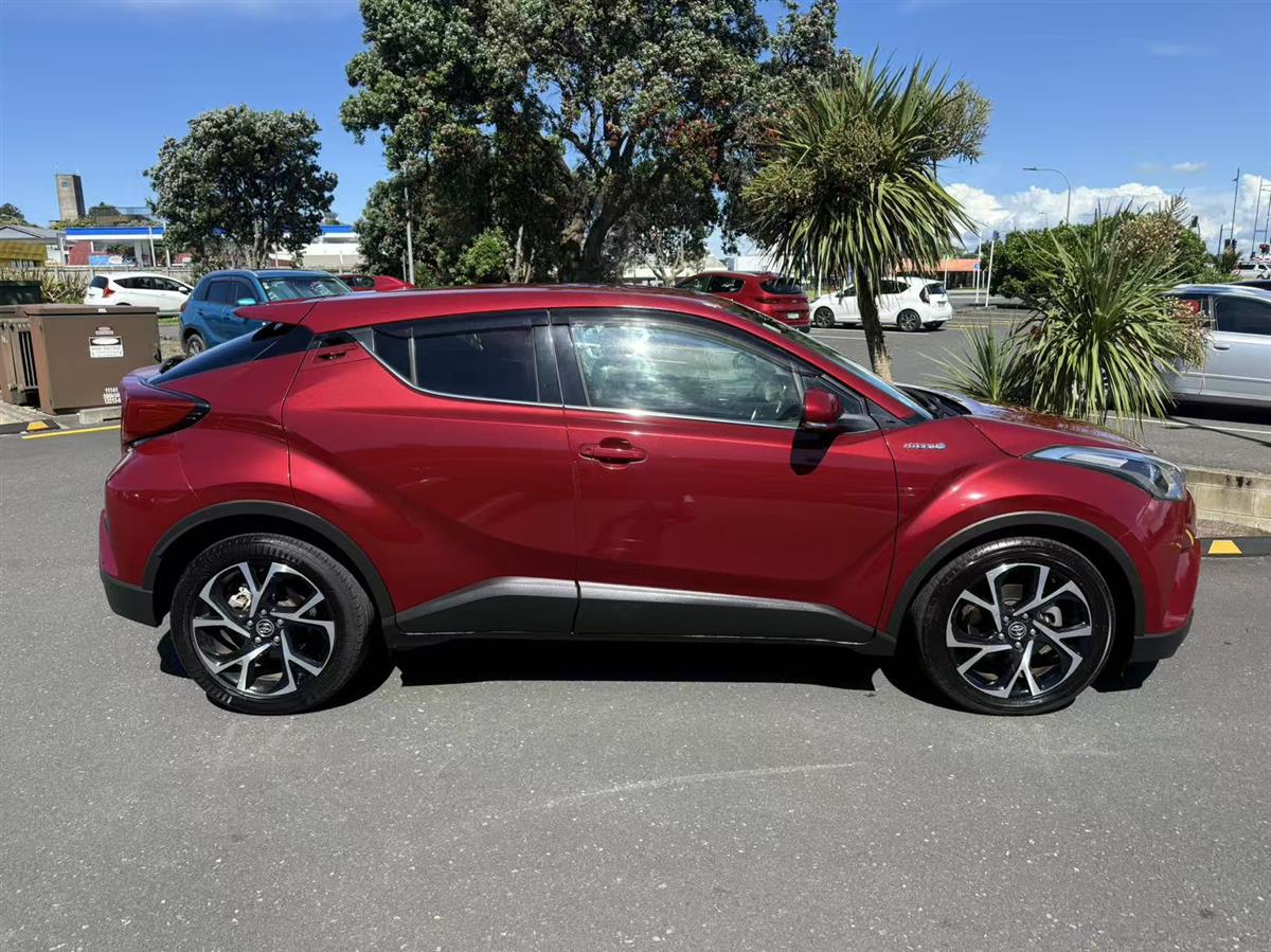 2017 Toyota C-HR thumbnail