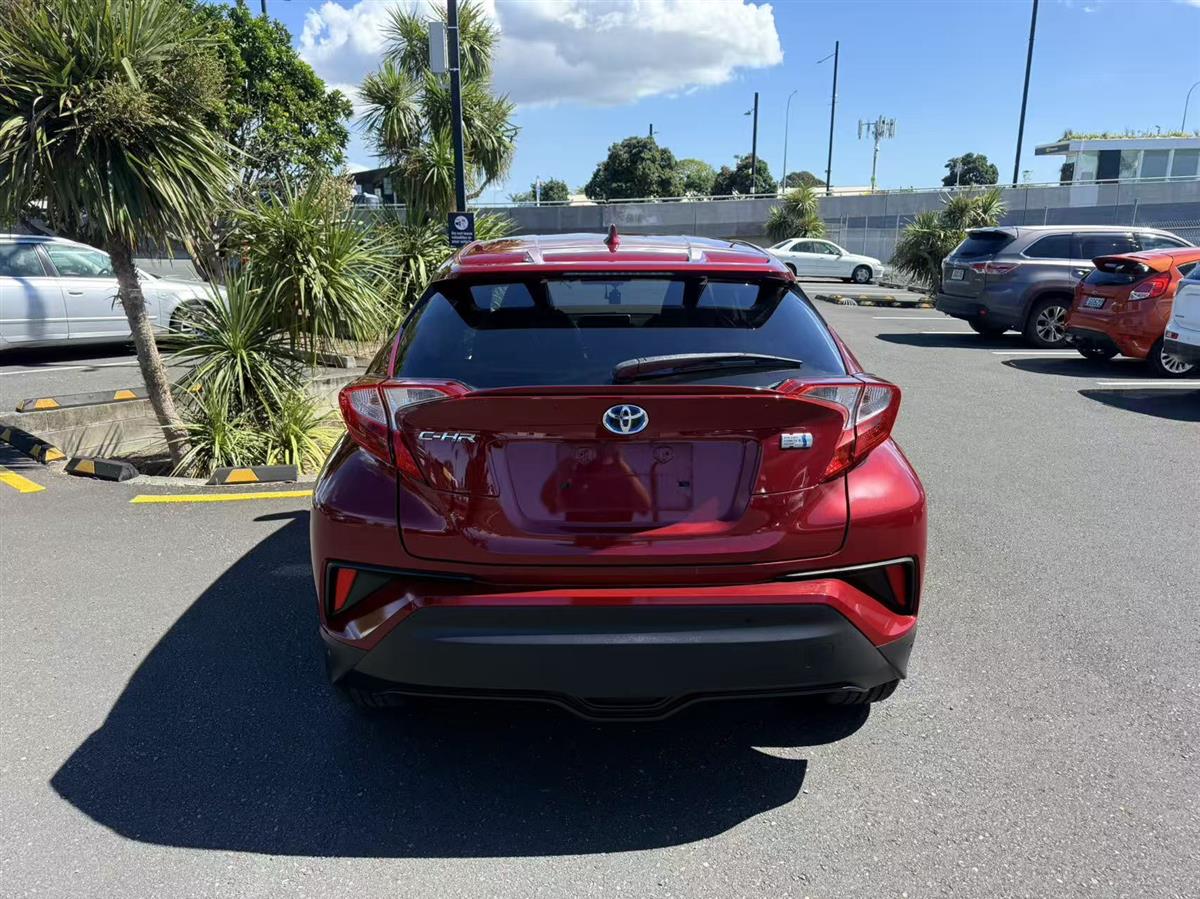 2017 Toyota C-HR thumbnail