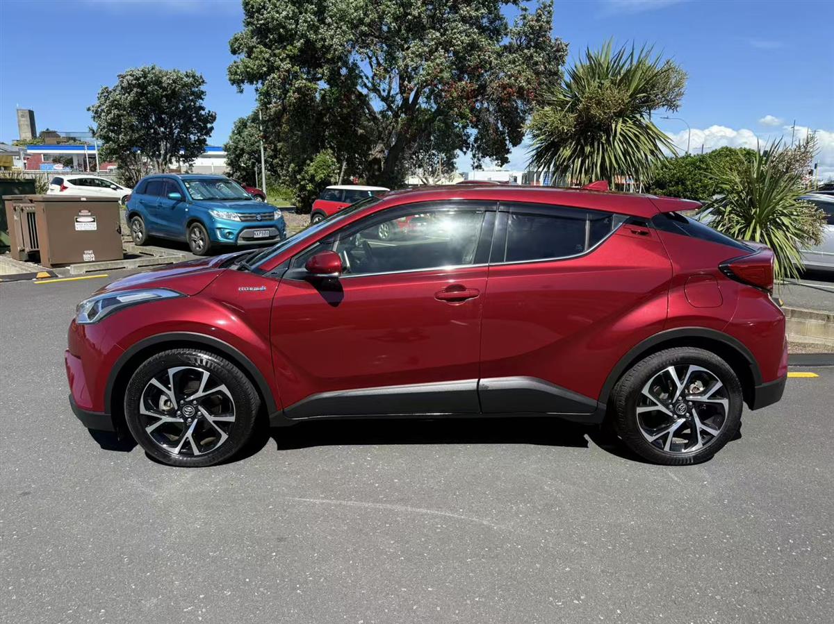 2017 Toyota C-HR thumbnail