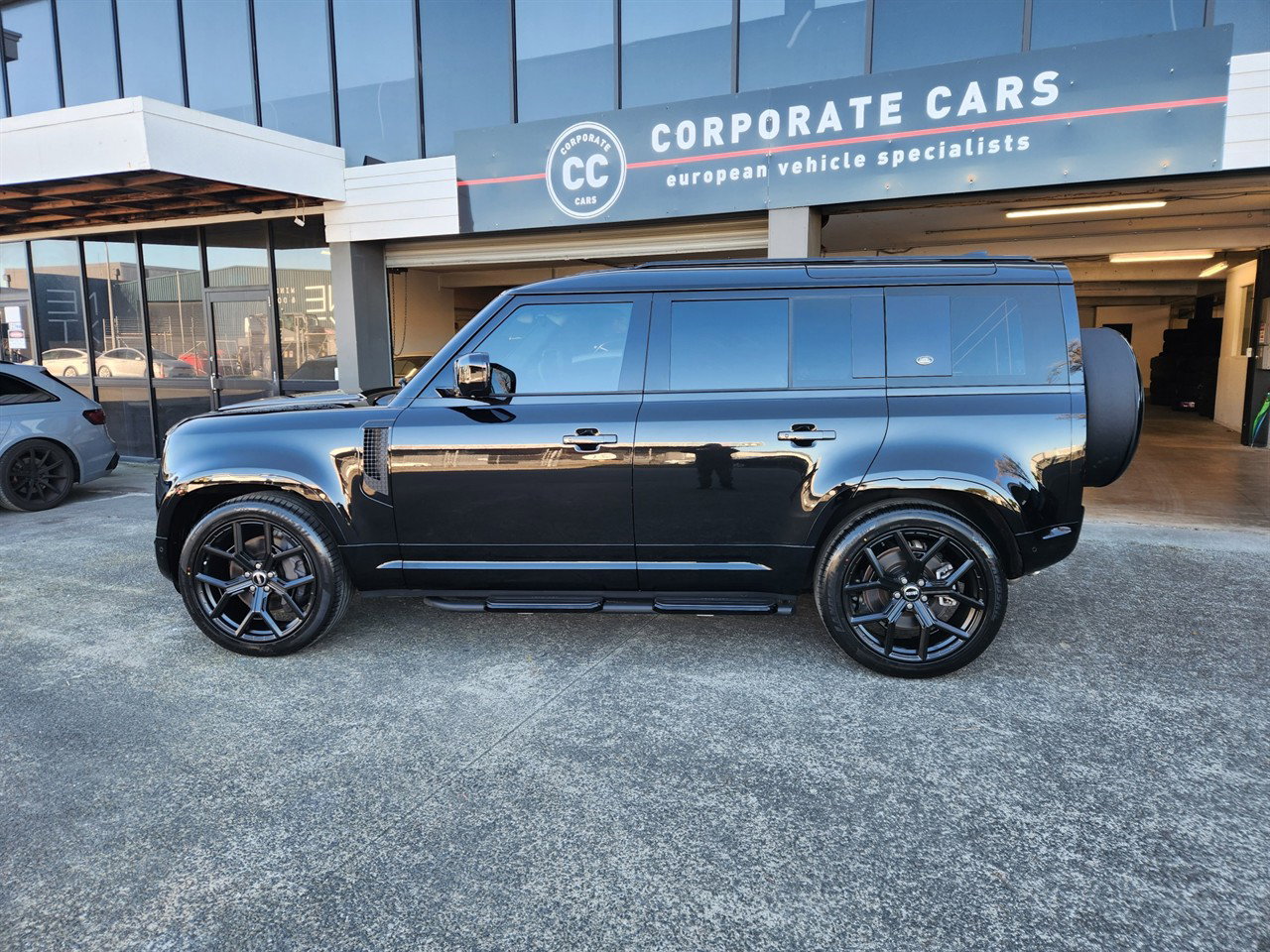 2024 Land Rover Defender thumbnail