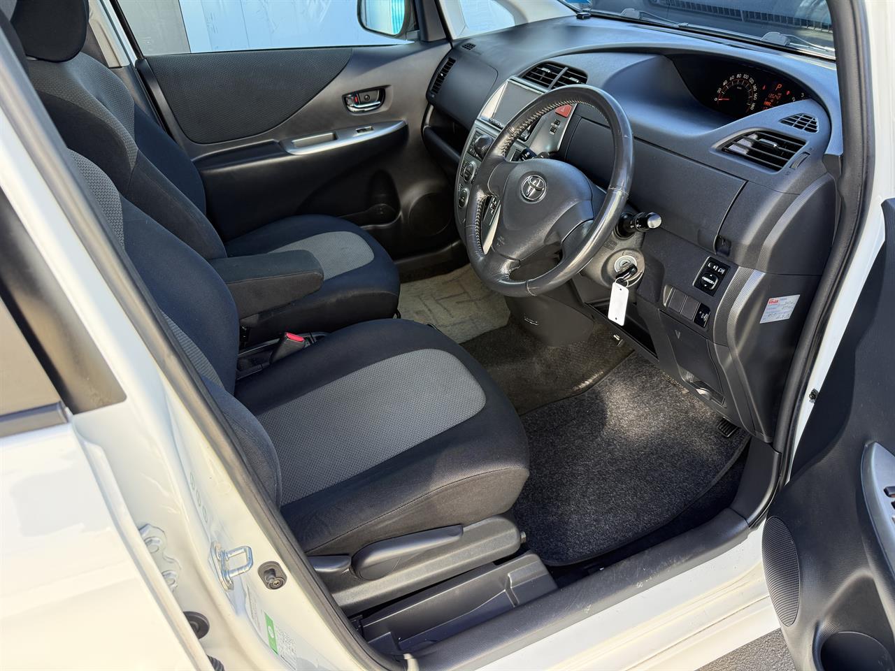 2006 Toyota Ractis thumbnail