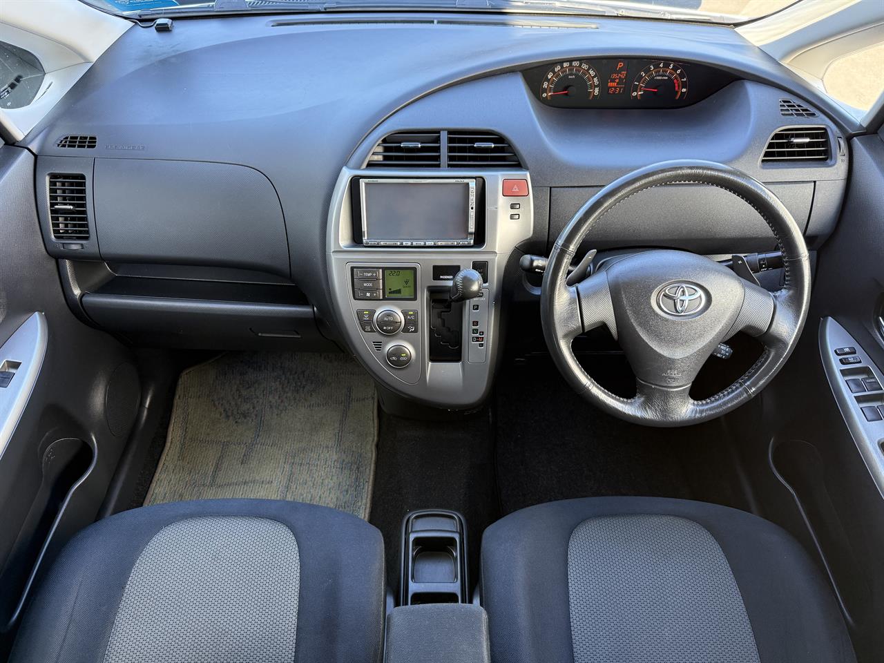 2006 Toyota Ractis thumbnail