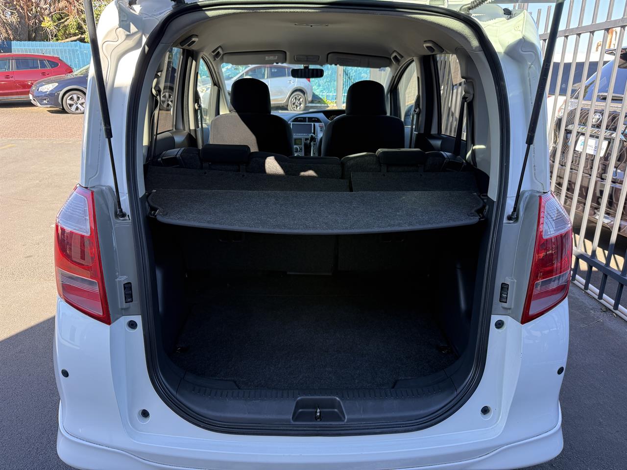 2006 Toyota Ractis thumbnail