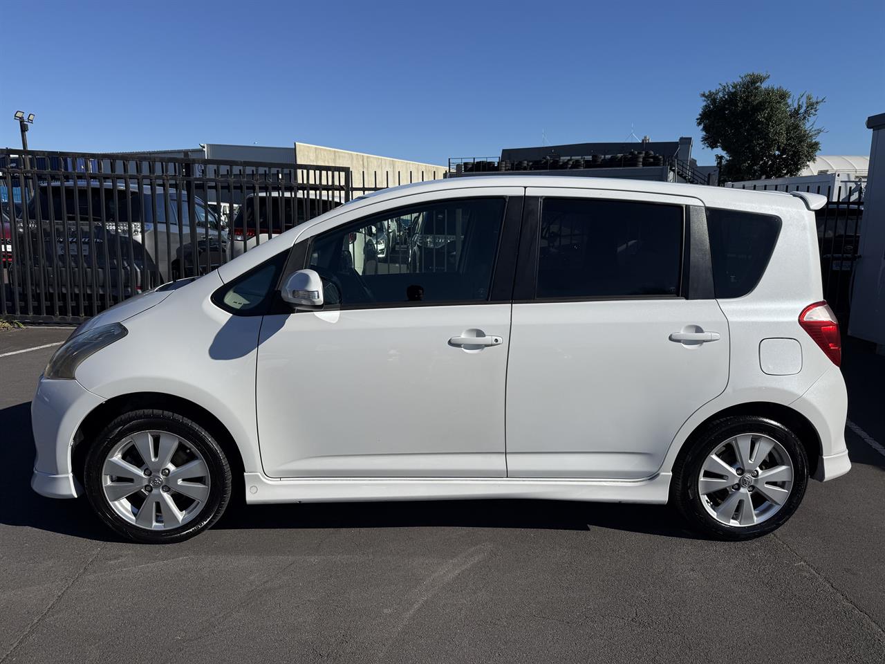 2006 Toyota Ractis thumbnail