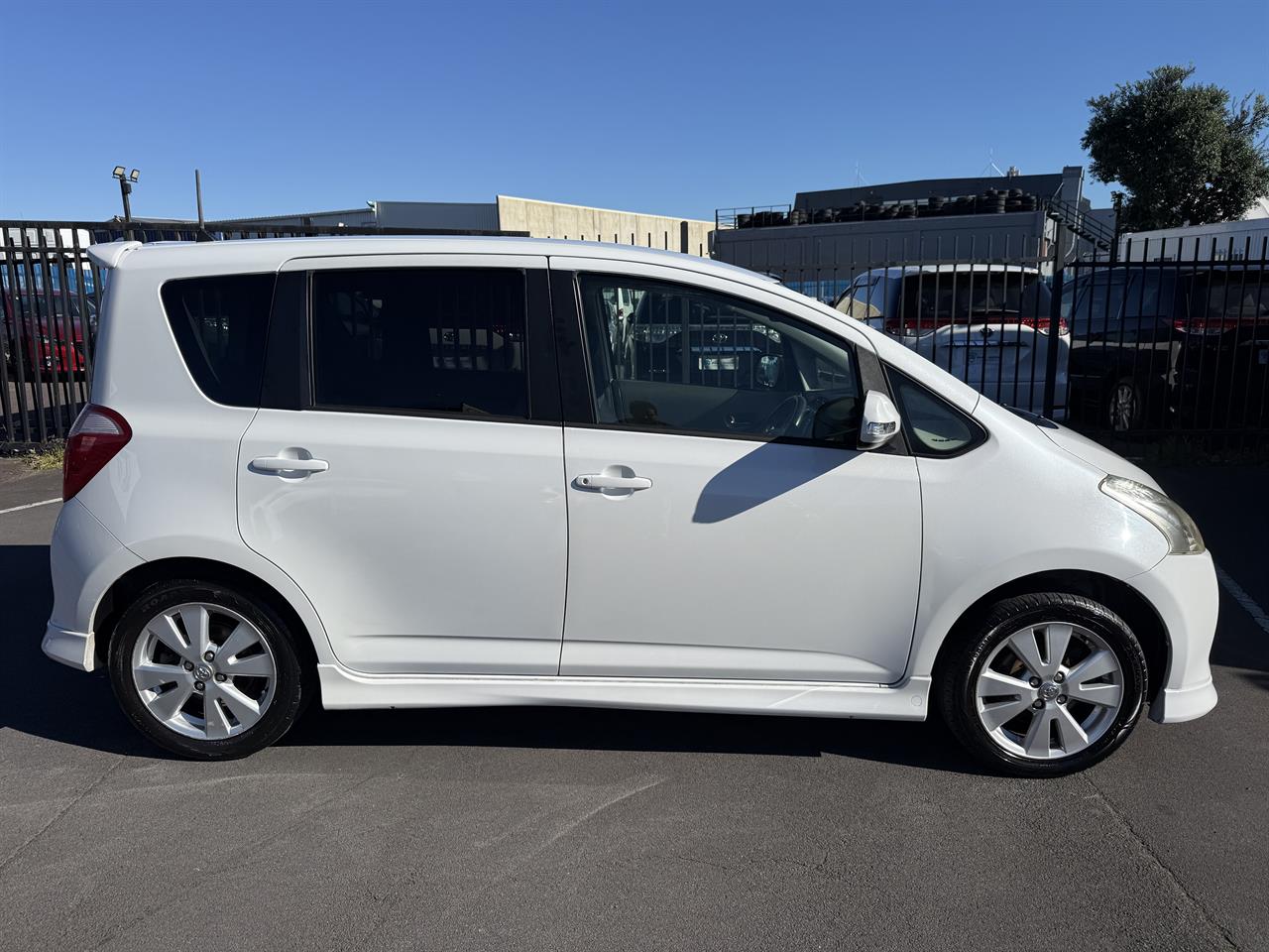 2006 Toyota Ractis thumbnail