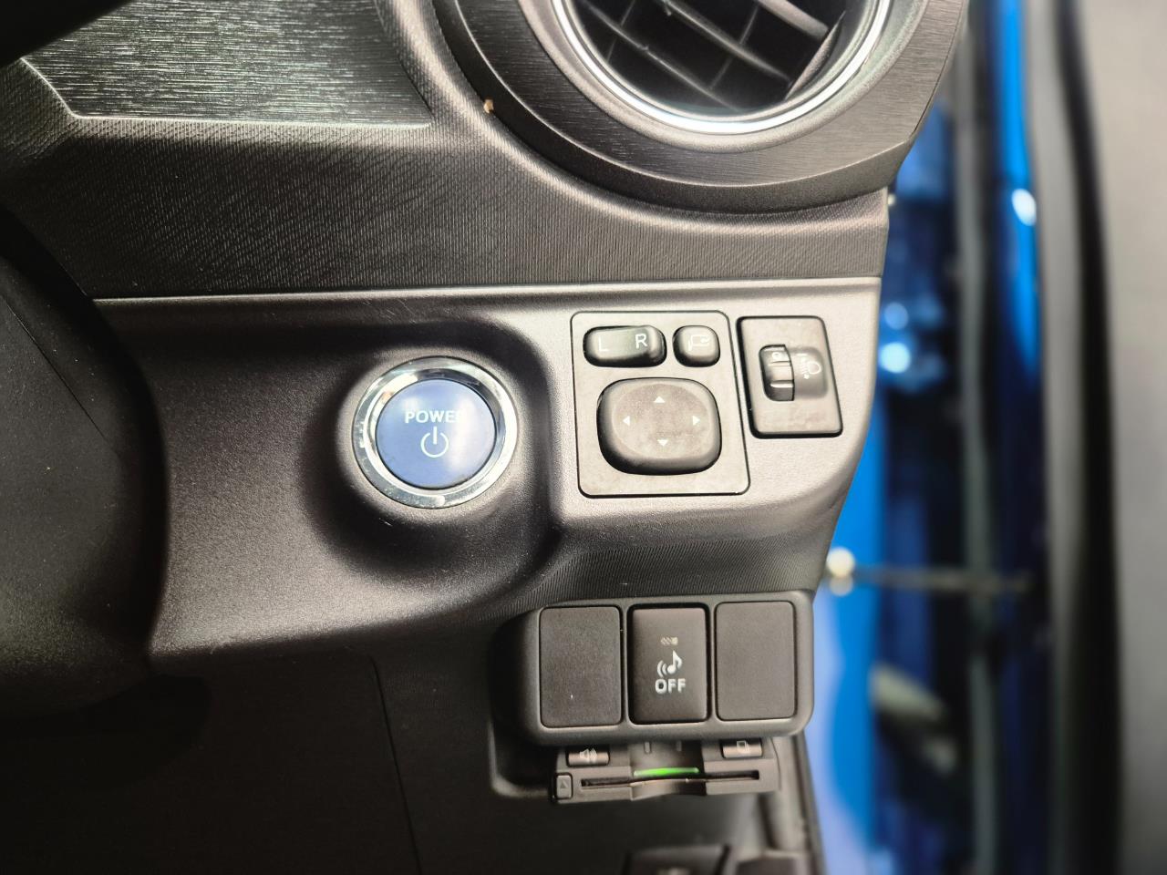 2014 Toyota Aqua thumbnail