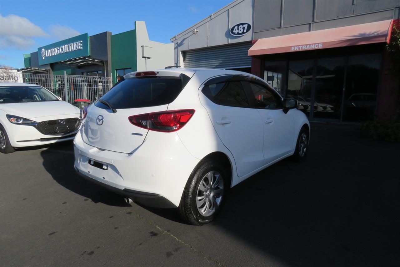2021 Mazda 2 thumbnail