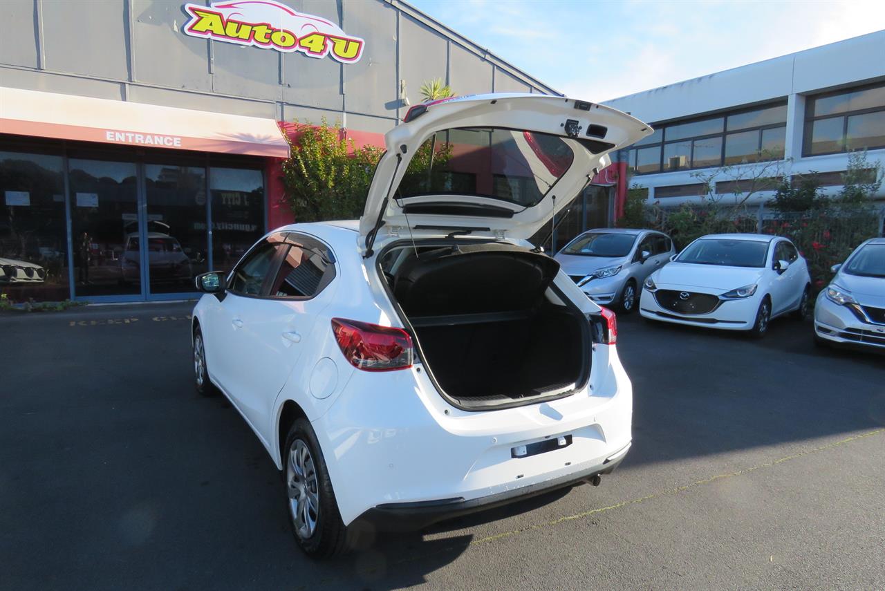 2021 Mazda 2 thumbnail