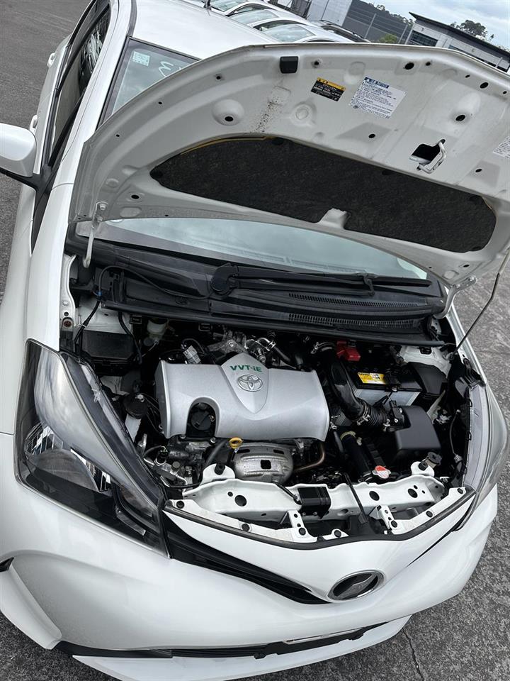 2015 Toyota Vitz thumbnail