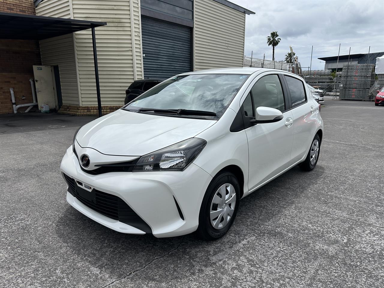 2015 Toyota Vitz thumbnail