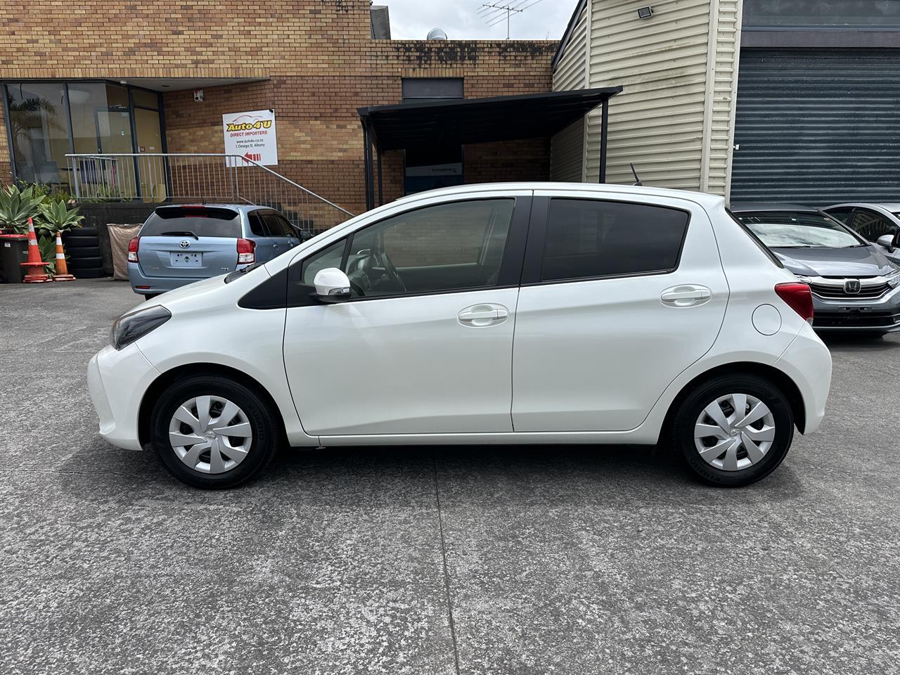 2015 Toyota Vitz thumbnail