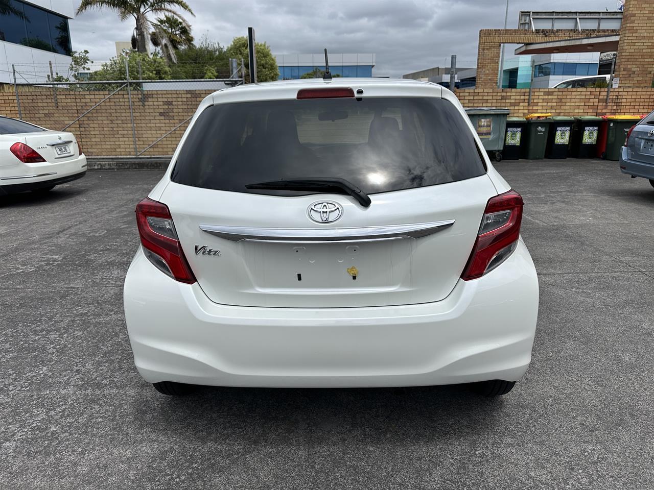 2015 Toyota Vitz thumbnail
