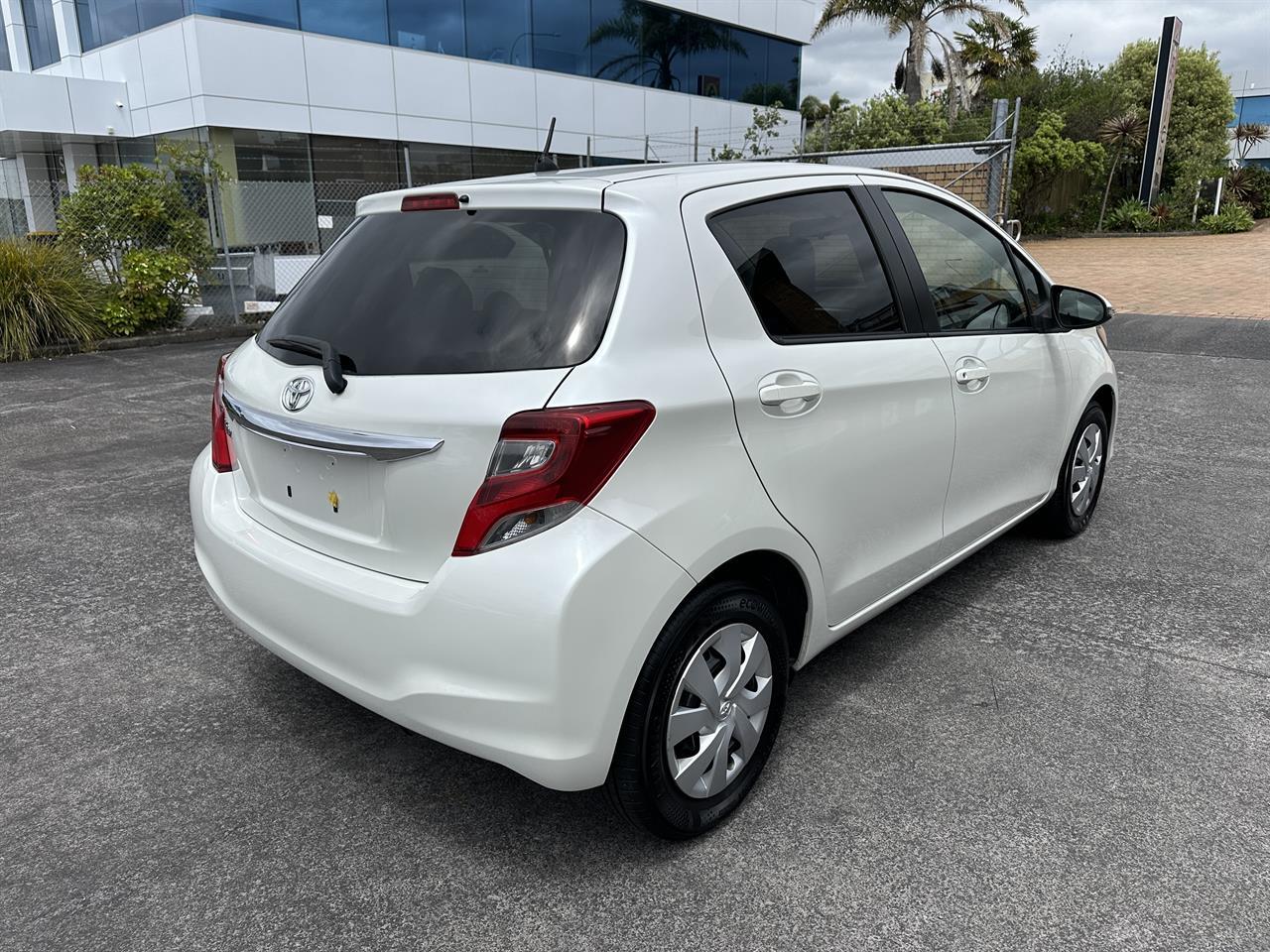 2015 Toyota Vitz thumbnail