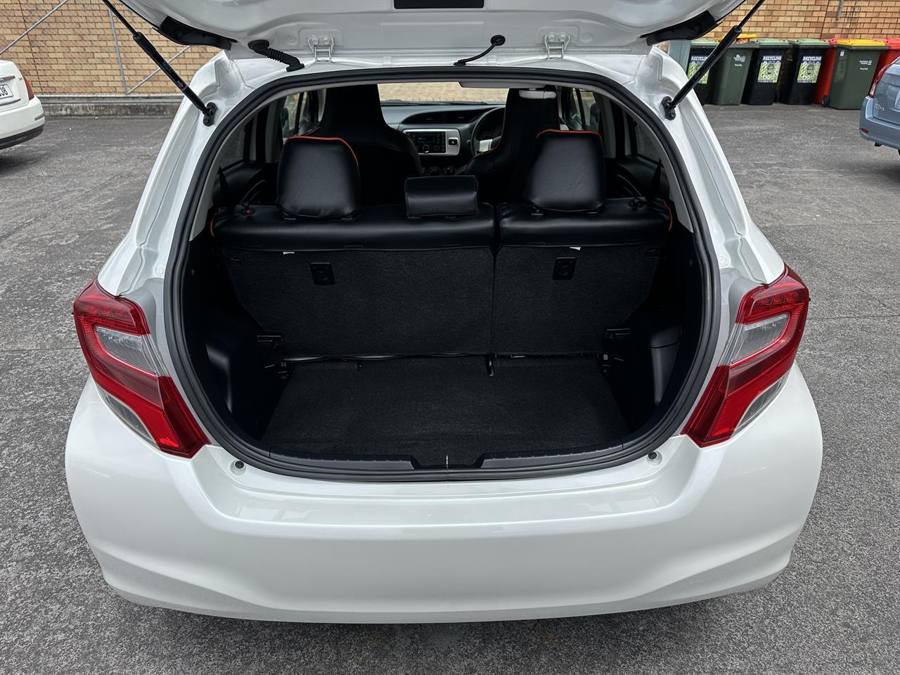 2015 Toyota Vitz thumbnail