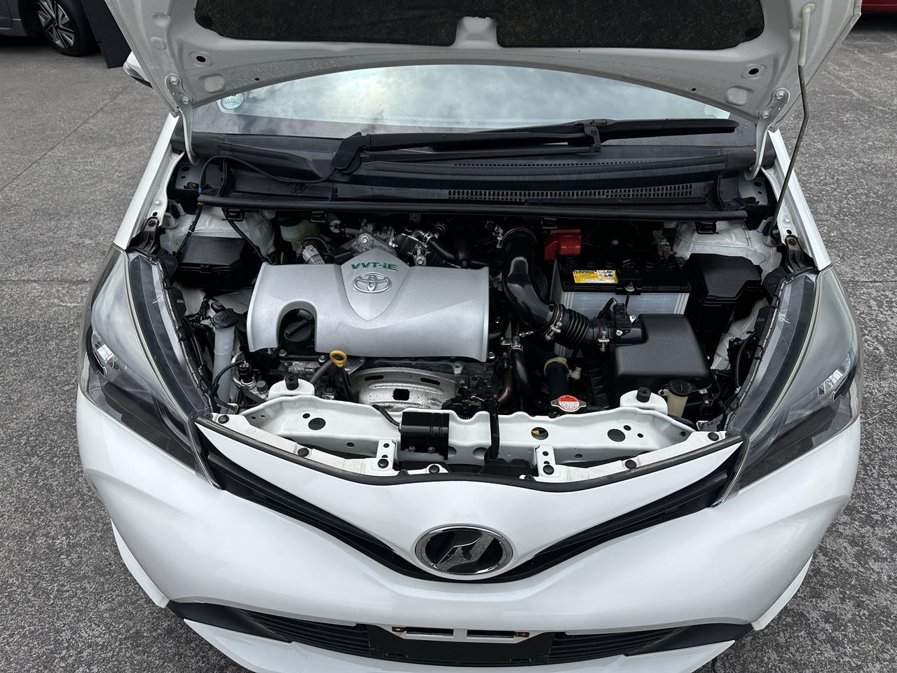2015 Toyota Vitz thumbnail