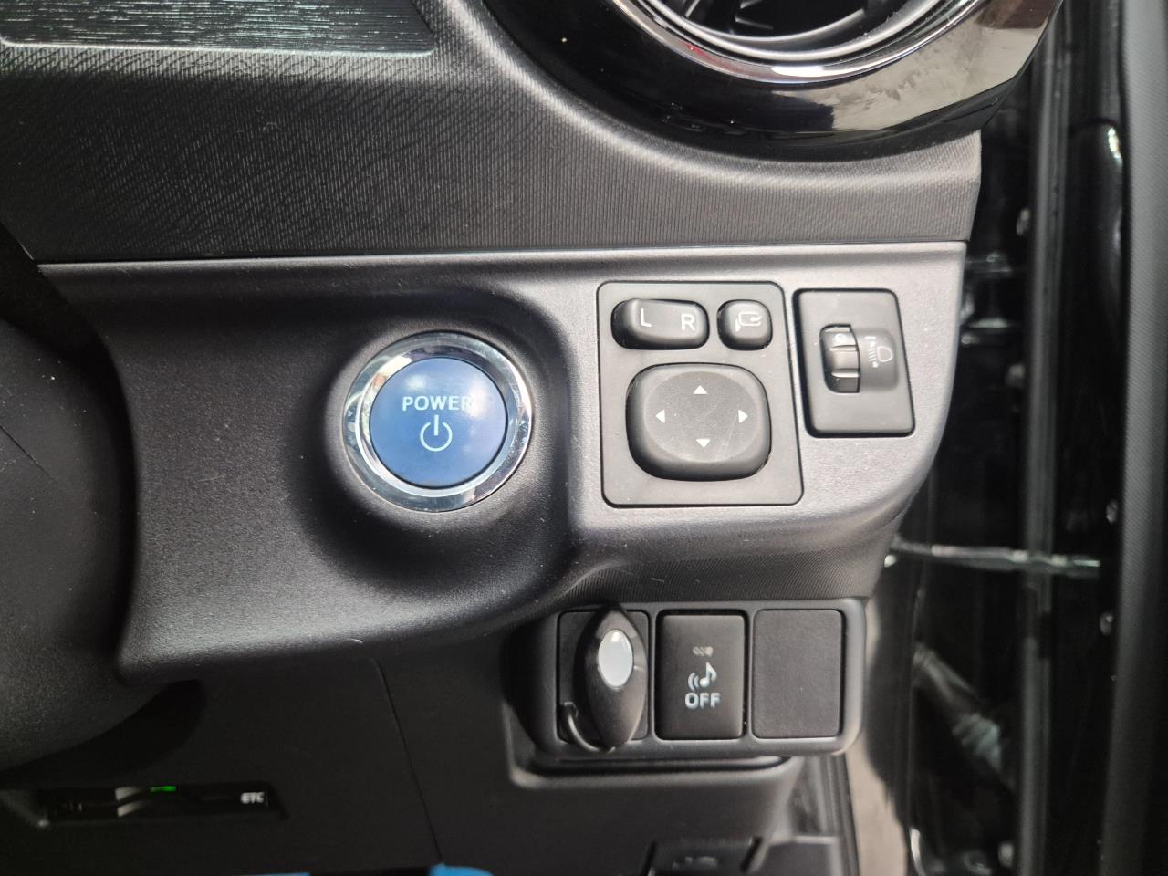2015 Toyota Aqua thumbnail