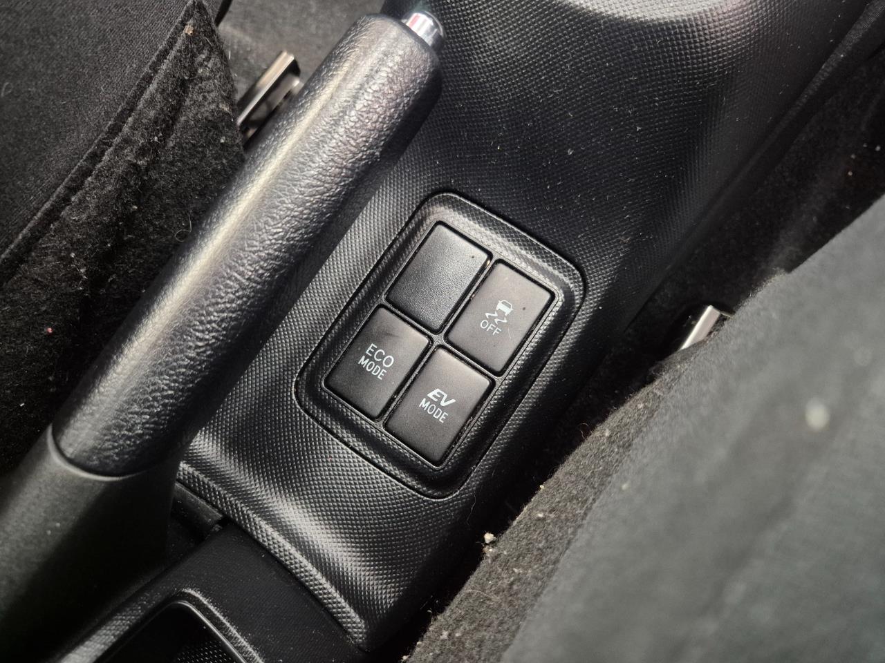 2015 Toyota Aqua thumbnail
