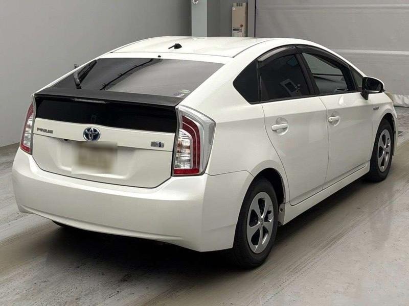 2013 Toyota Prius thumbnail