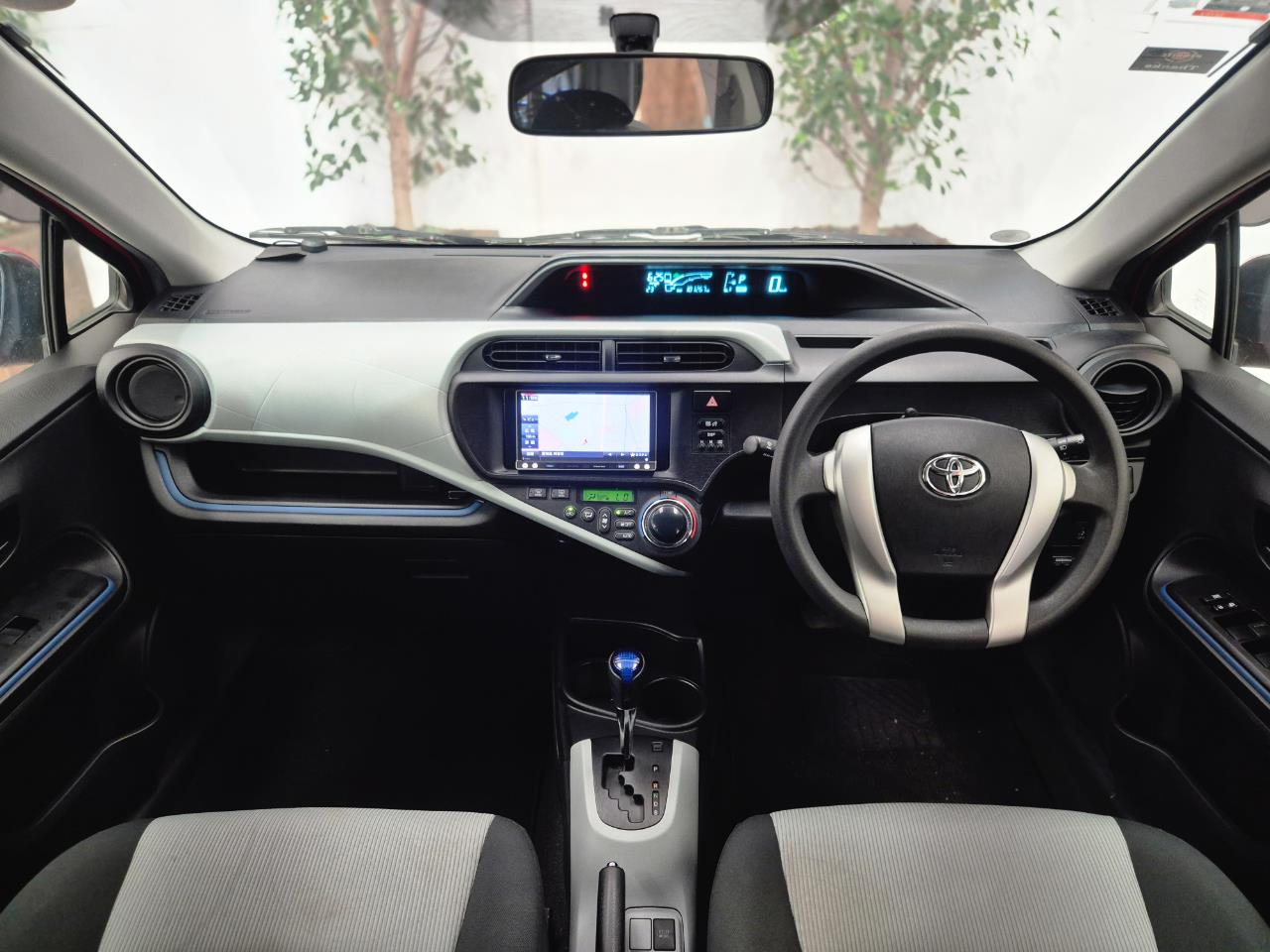 2014 Toyota Aqua thumbnail