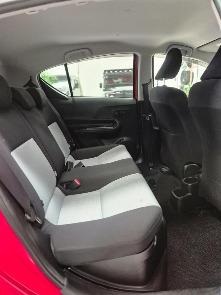 2014 Toyota Aqua thumbnail