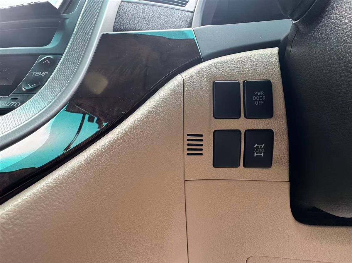 2012 Toyota Vellfire thumbnail