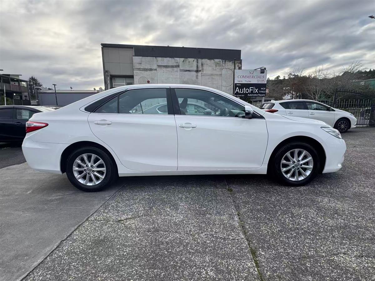 2017 Toyota Camry thumbnail