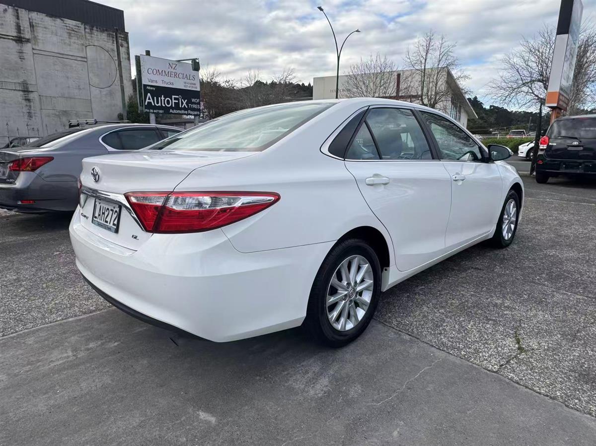 2017 Toyota Camry thumbnail