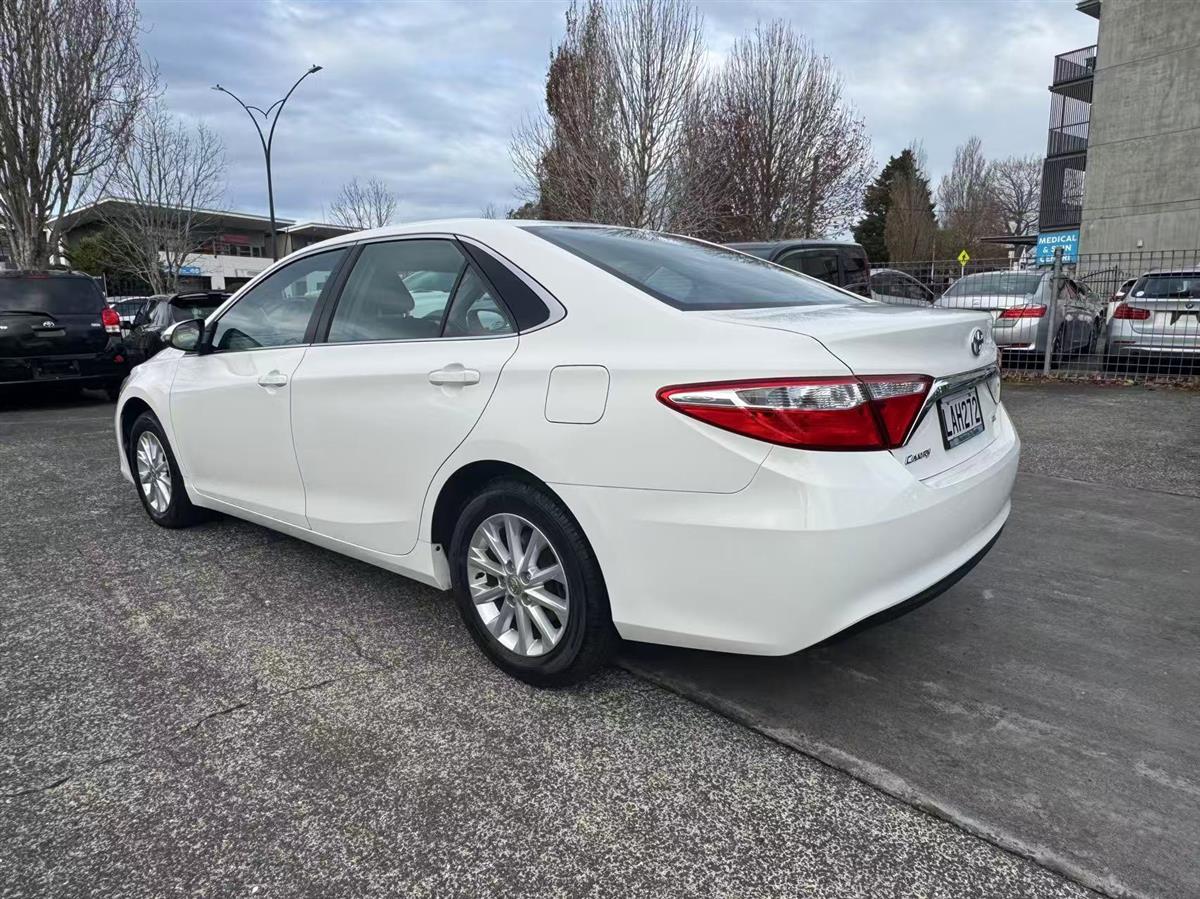 2017 Toyota Camry thumbnail